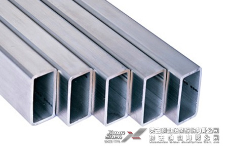 雄生鋼鐵-不鏽鋼扁管；扁方管是一種空心方形的截面輕型薄壁鋼管，也稱為鋼製冷彎型材。它是以熱軋或冷軋帶鋼或卷板為母材經冷彎曲加工成型後再經高頻焊接製成的方形截面形狀尺寸的型鋼。扁方管的用途有建築，機械製造，鋼鐵建設等，用途十分廣泛。